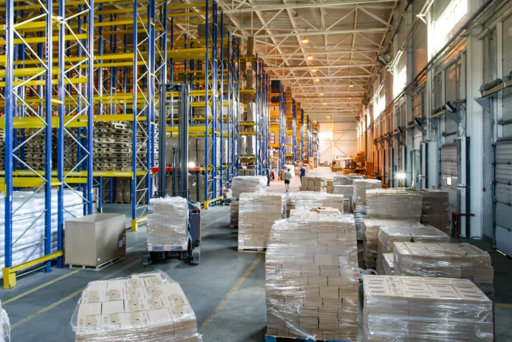 Interior de um tipo de galpão moderno cheio de mercadorias e porta paletes